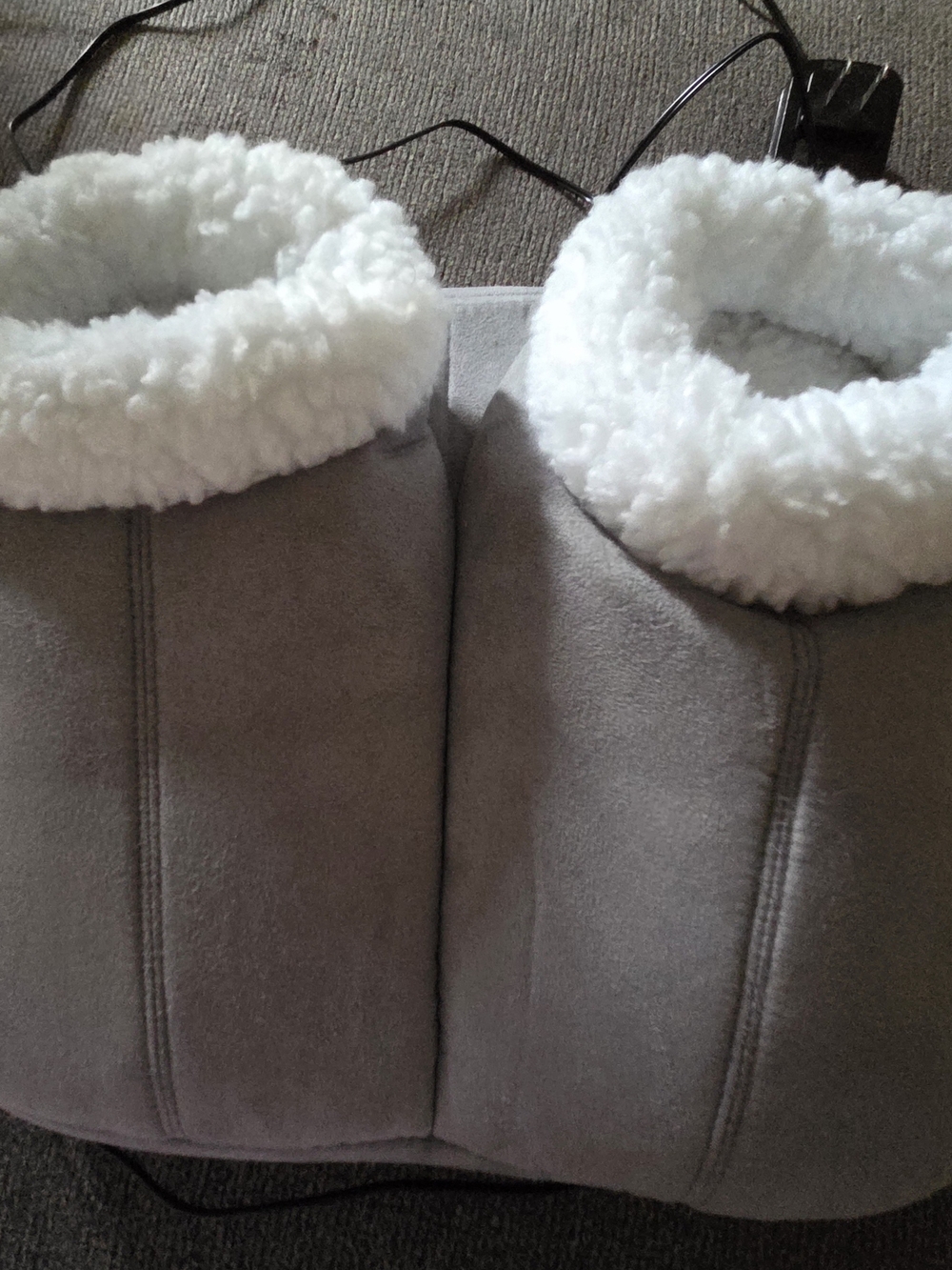 0Women’s Gray And White Sherpa Foot Massager